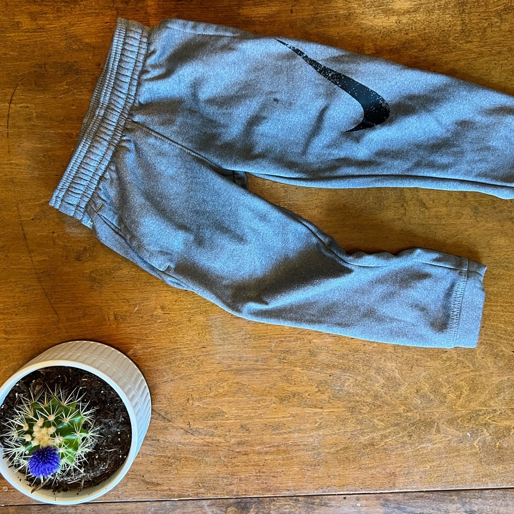 Nike Boys XS Gray Therma-FIT Joggers Sweatpants Athletic Fleece Kids